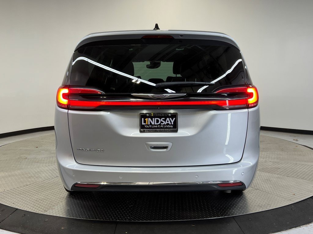 Used 2023 Chrysler Pacifica Touring-L image 7