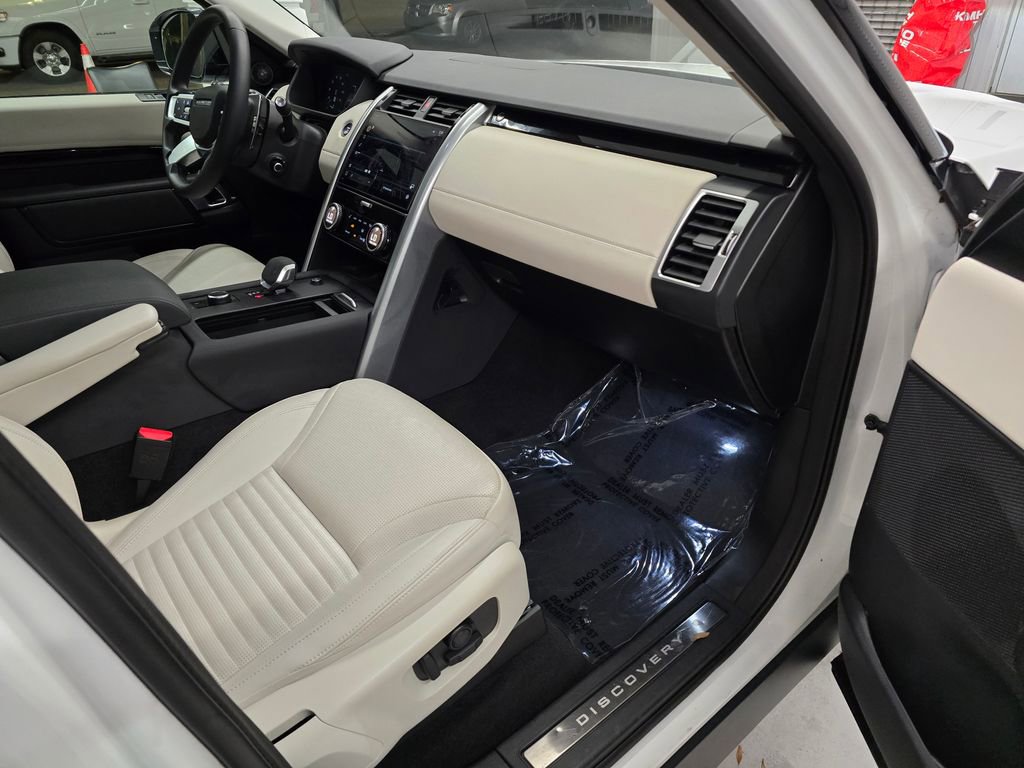 Used 2025 Land Rover Discovery S AWD/4WD image 34