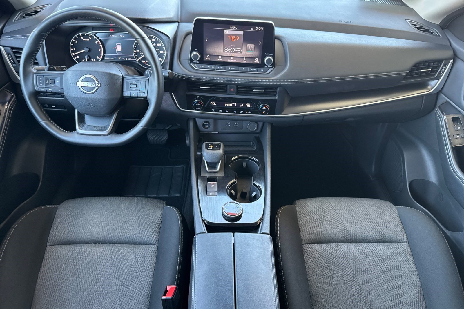 Used 2025 Nissan Rogue SV AWD/4WD image 16