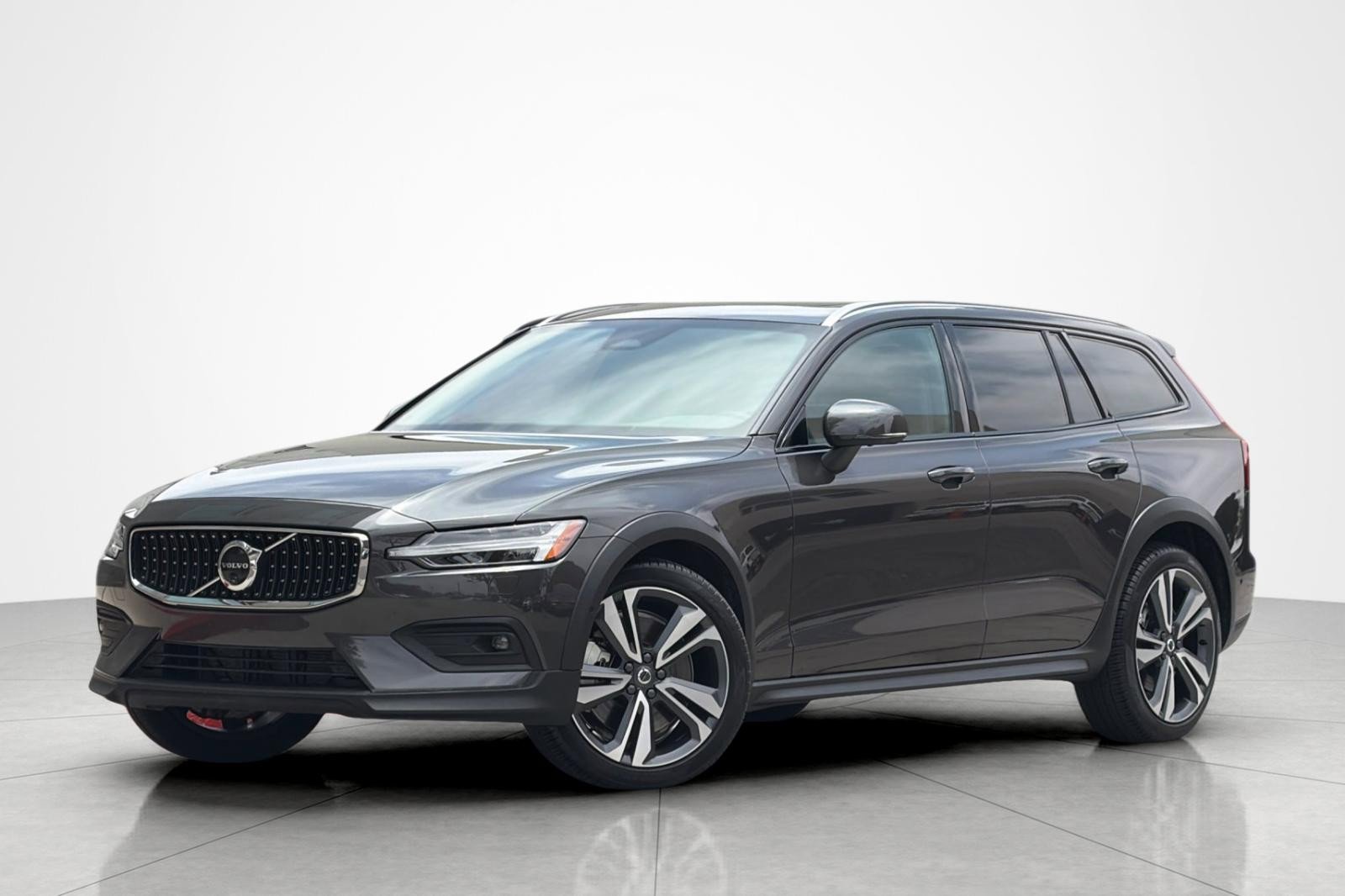 Used 2025 Volvo V60 B5 Cross Country Plus AWD/4WD image 1
