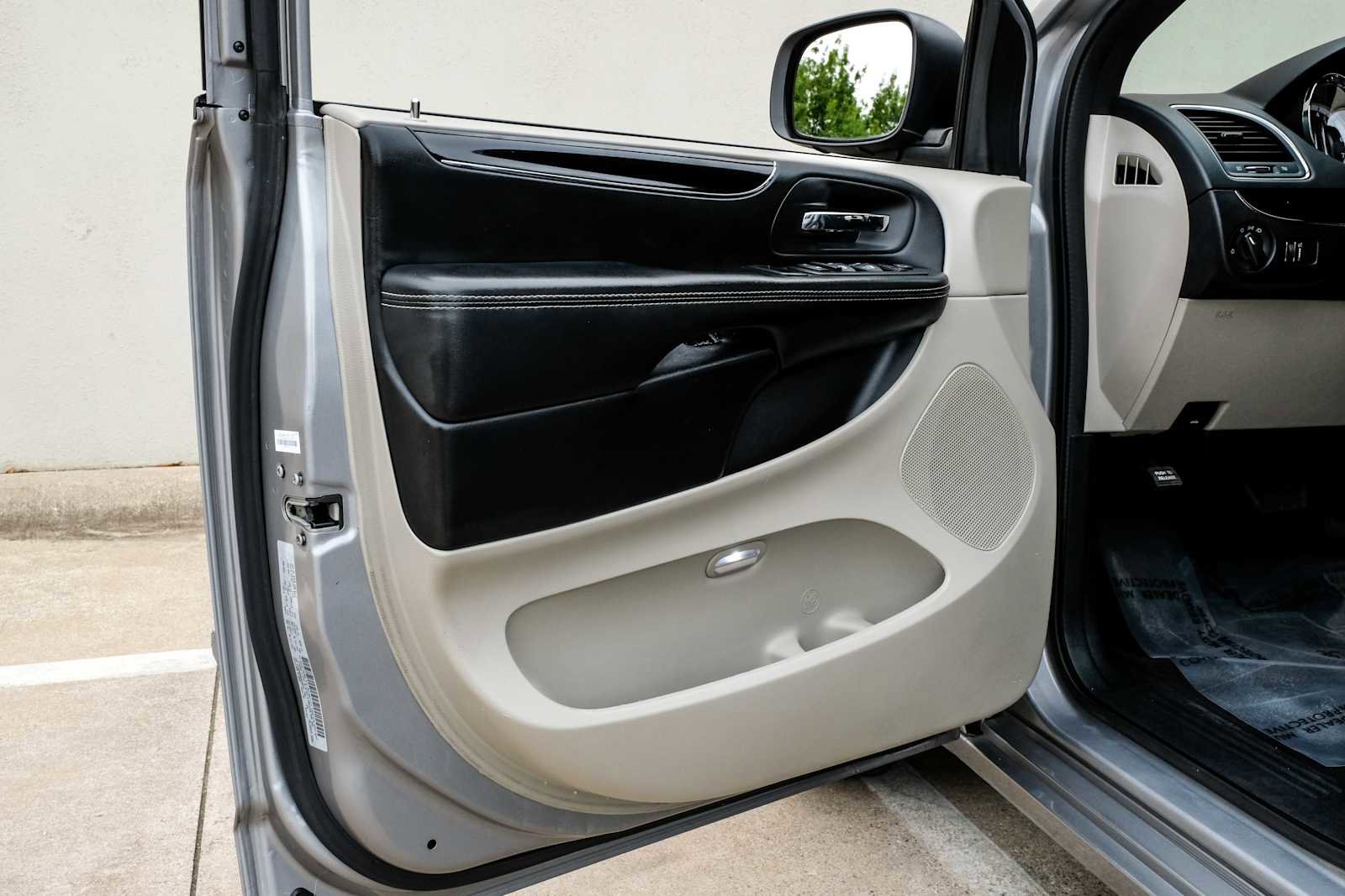 Used 2016 Dodge Grand Caravan SE image 39