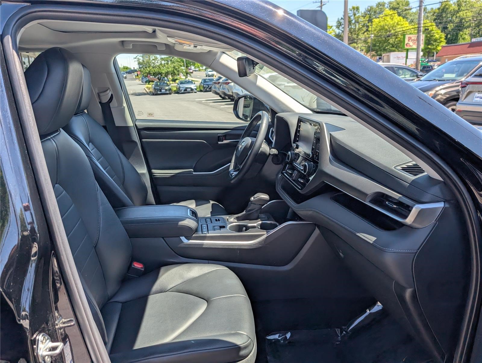 Used 2020 Toyota Highlander XLE AWD/4WD image 11