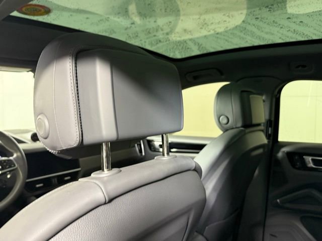 Used 2023 Porsche Cayenne Platinum Edition image 25