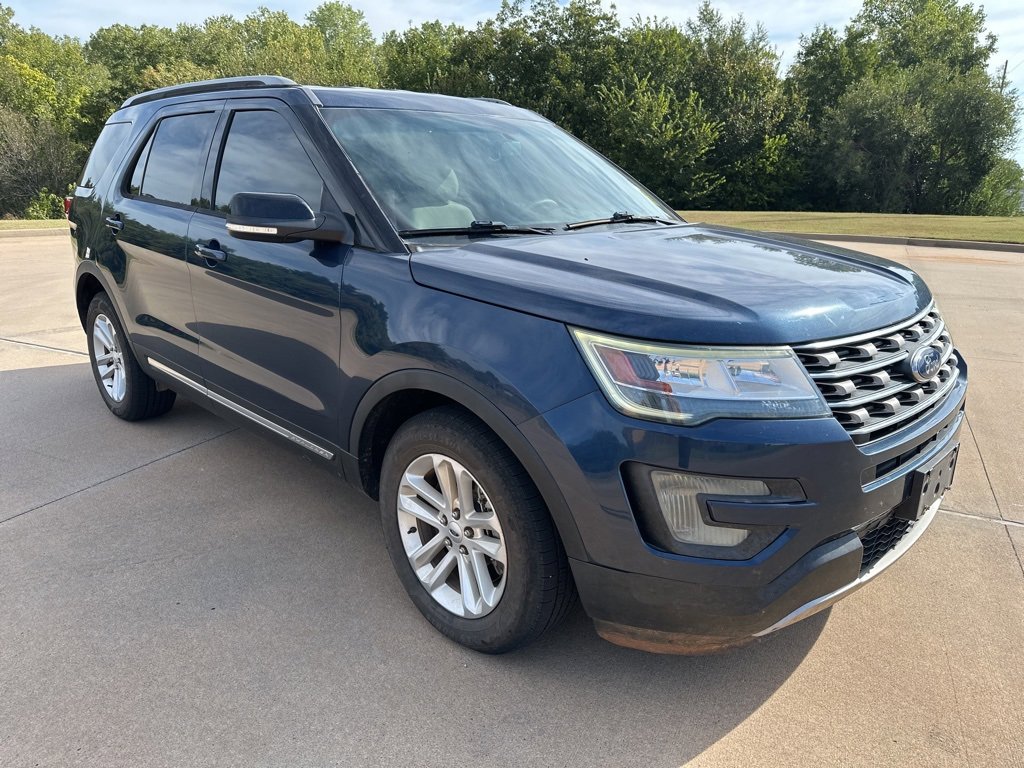 Used 2017 Ford Explorer XLT w/ Equipment Group 201A image 4