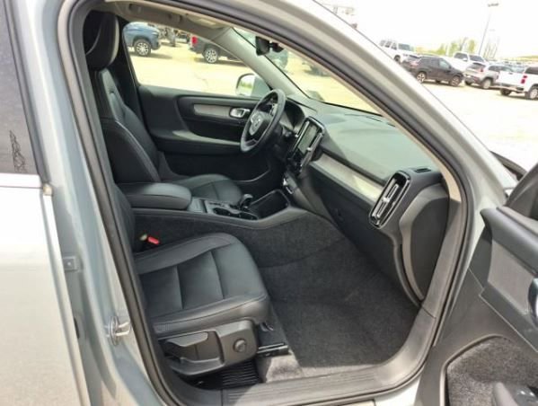 Used 2025 Volvo XC40 B5 Core AWD/4WD image 12