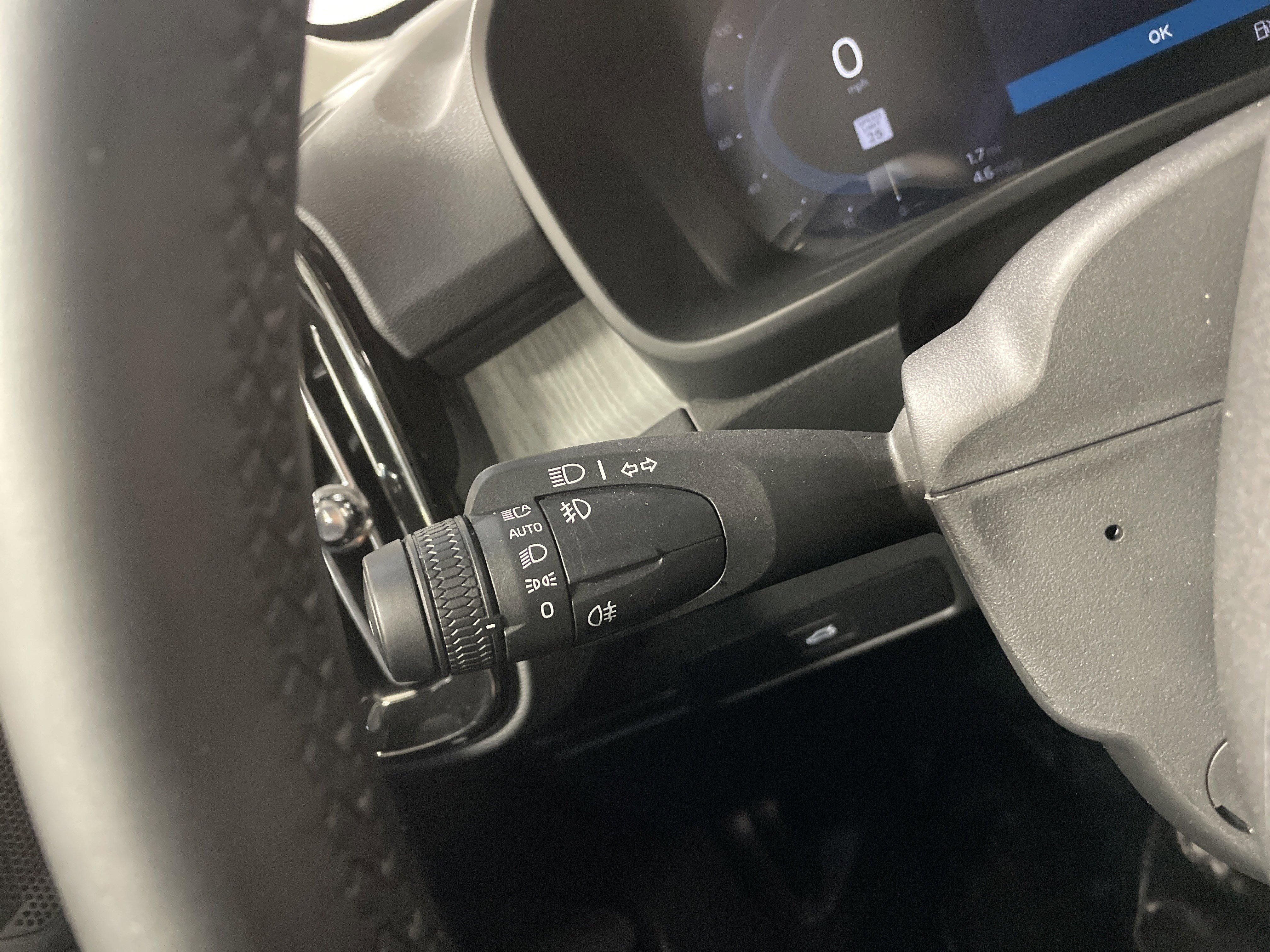 Used 2025 Volvo XC40 B5 Core image 31