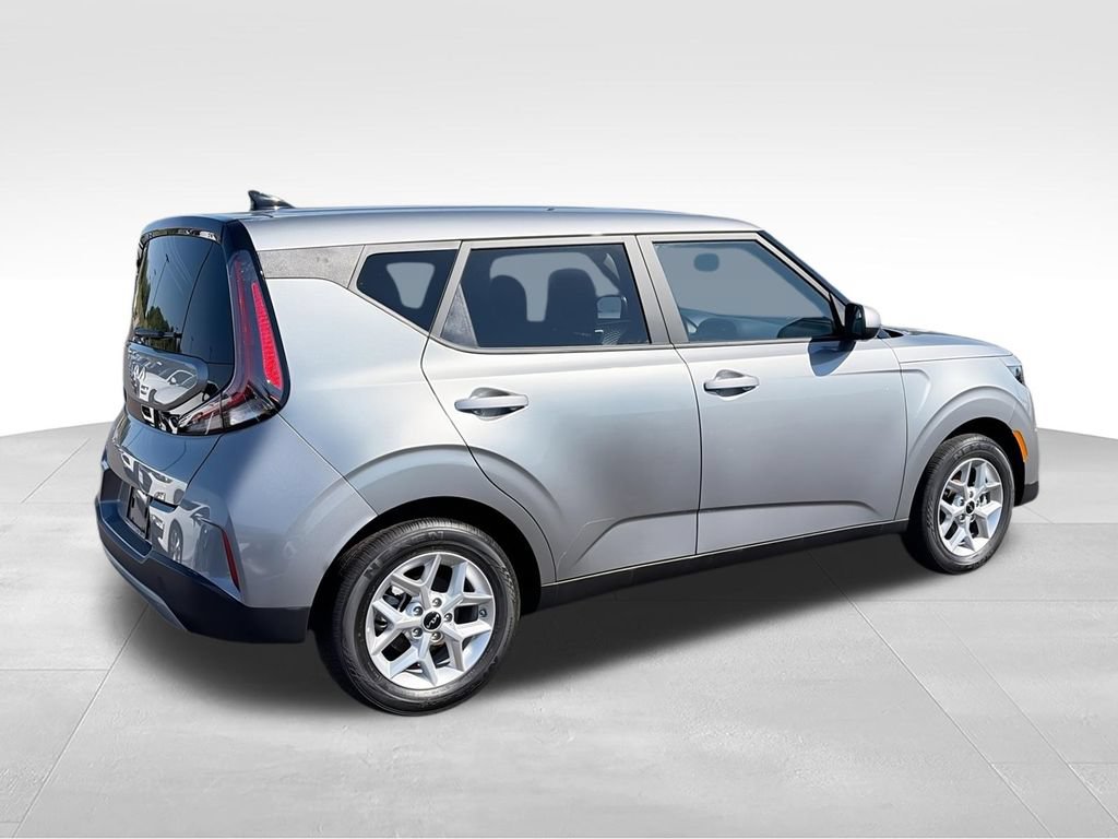 Used 2025 Kia Soul LX FWD image 10