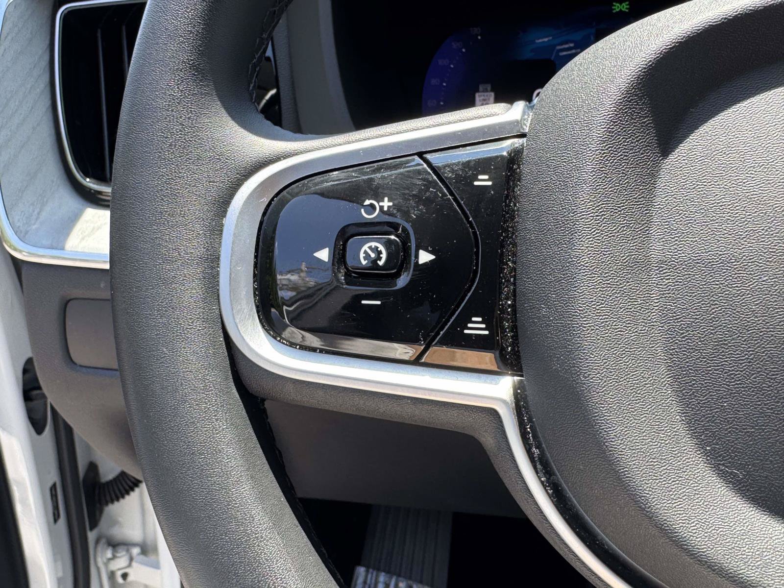 Certified 2025 Volvo XC60 B5 Plus AWD/4WD image 22
