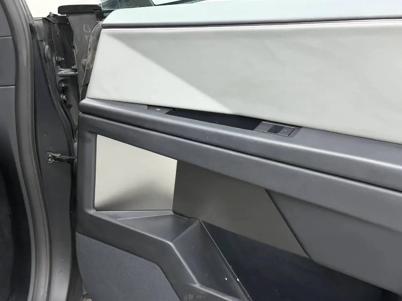 Used 2025 Tesla Cybertruck 2WD Crew Cab image 17