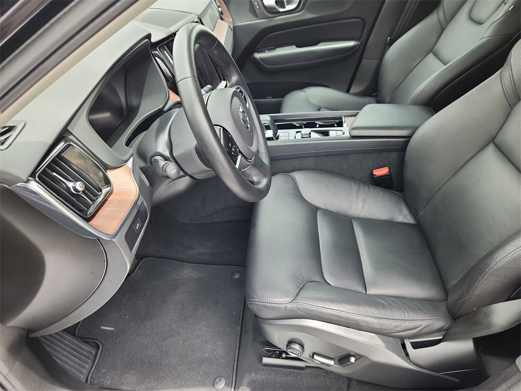 Used 2023 Volvo XC60 B5 Plus image 8
