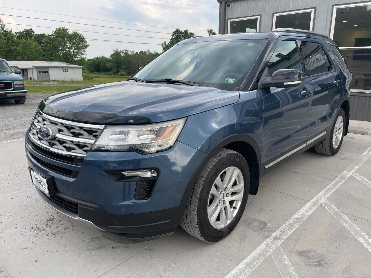 Used 2018 Ford Explorer XLT w/ Equipment Group 202A image 5