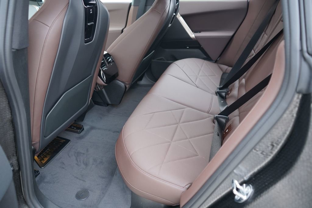 New 2026 BMW iX xDrive45 image 18