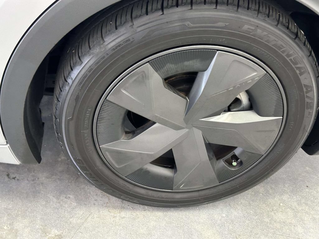 Certified 2025 Toyota Prius LE FWD image 9