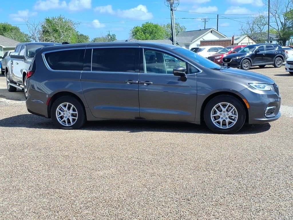Used 2023 Chrysler Pacifica Touring-L image 5