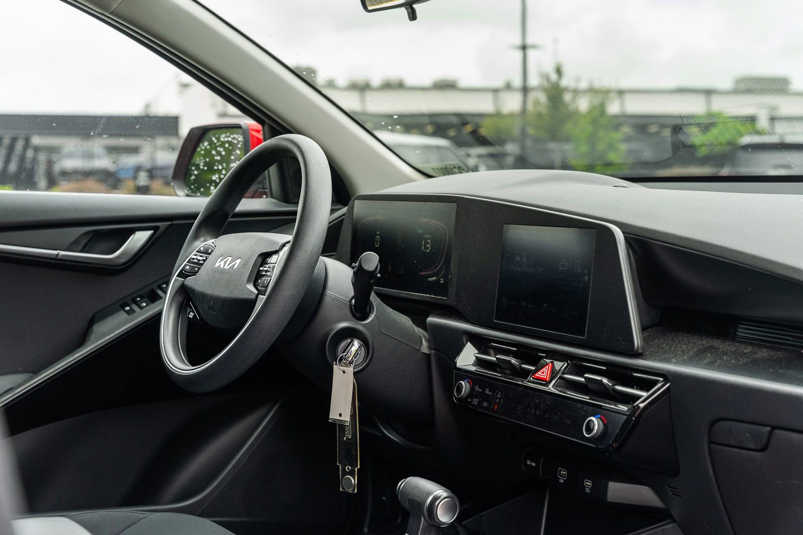 Used 2024 Kia Niro LX FWD image 12