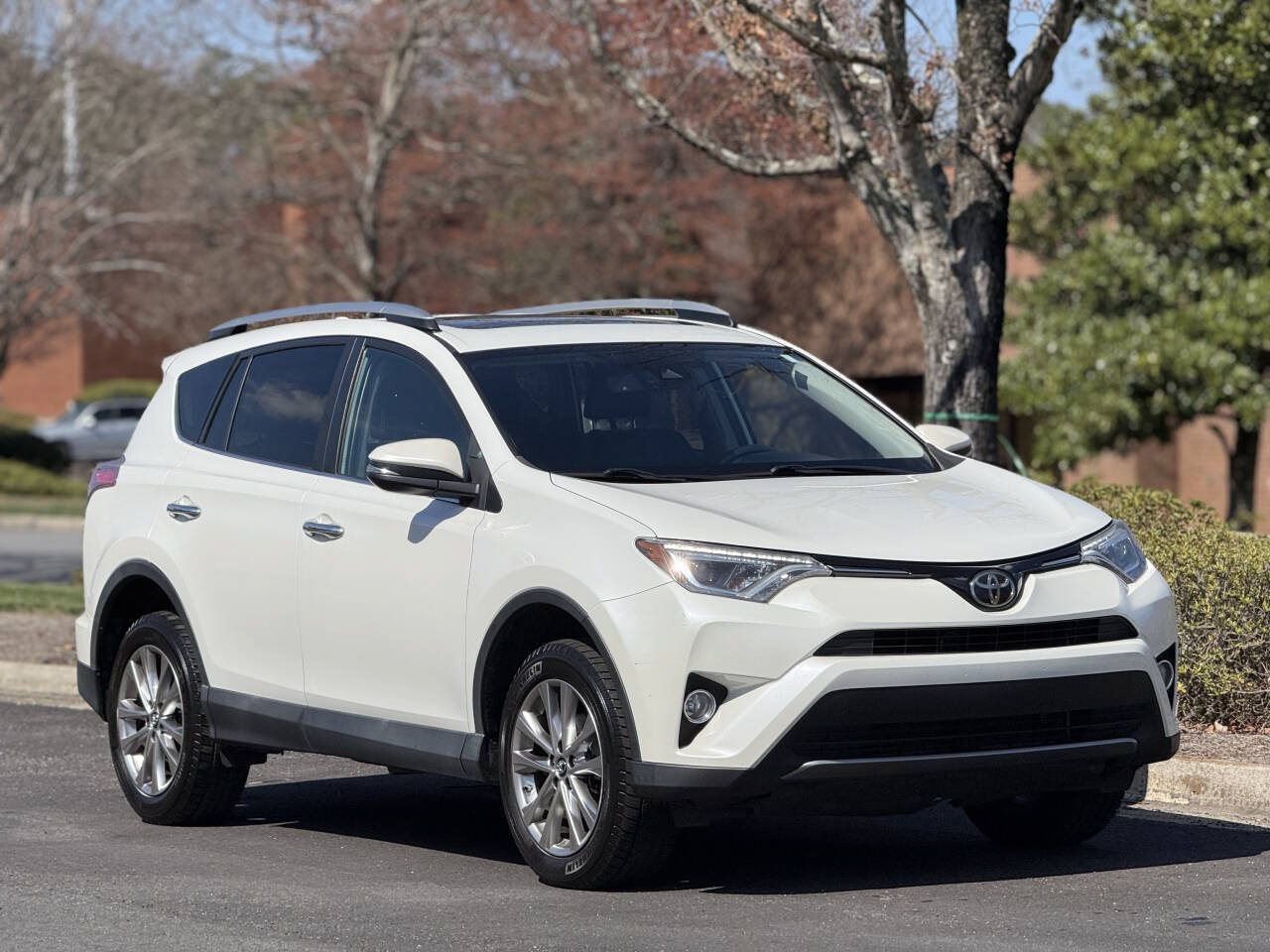 Used 2018 Toyota RAV4 Limited FWD image 3