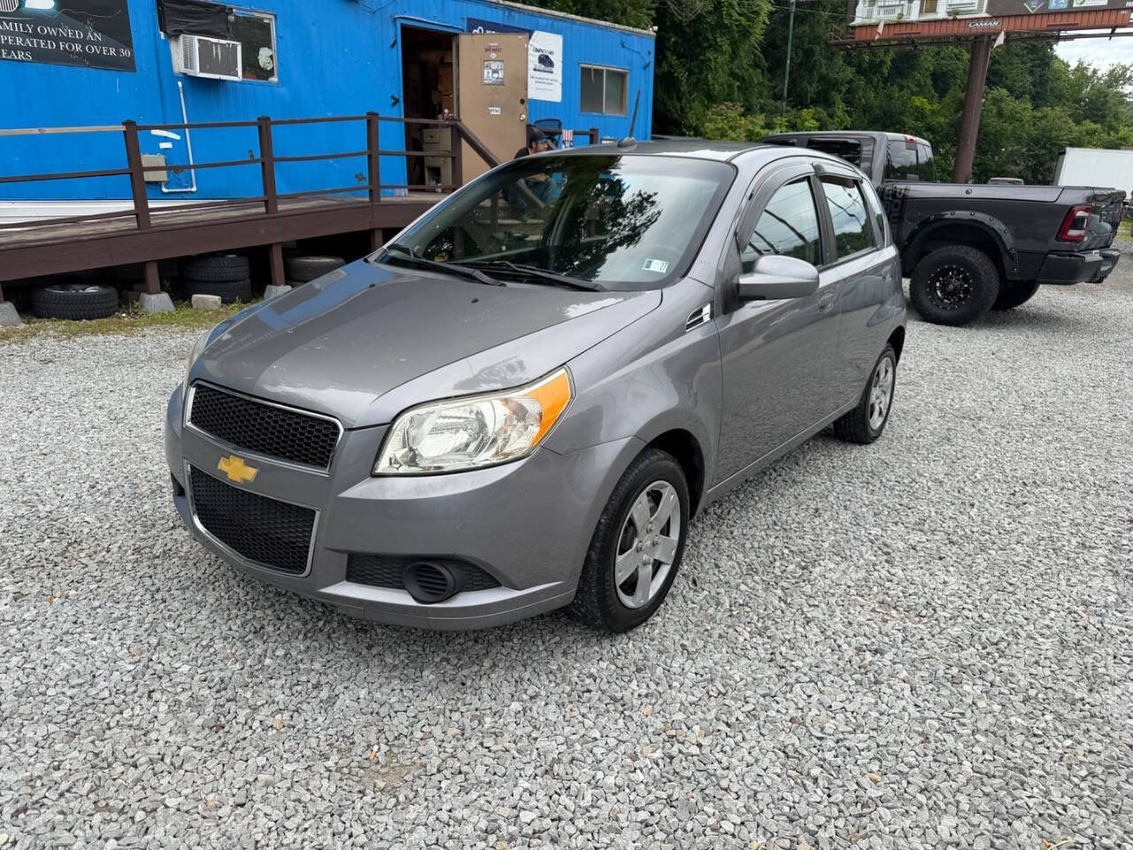 Used 2010 Chevrolet Aveo5 LT w/ Power and Convenience Package FWD image 4