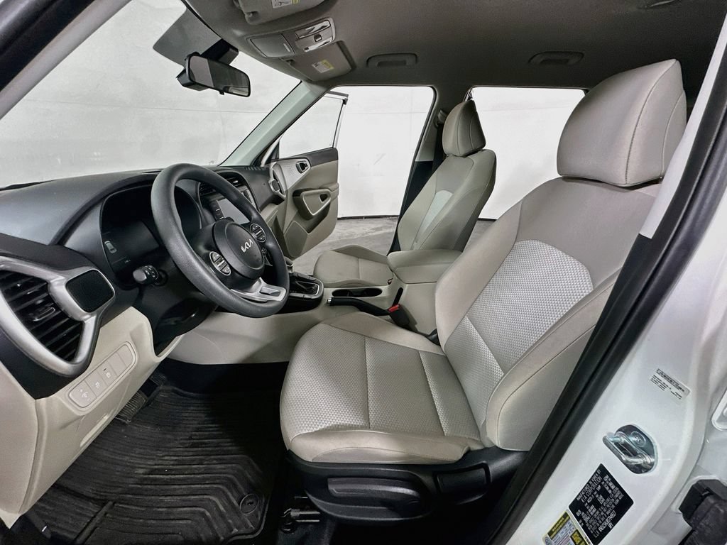 Used 2025 Kia Soul LX w/ LX Technology Package FWD image 15