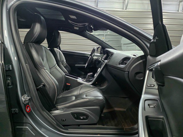 Used 2018 Volvo V60 T6 R-Design Platinum image 14