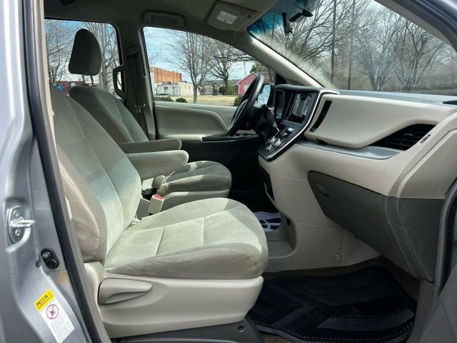 Used 2017 Toyota Sienna L FWD image 23
