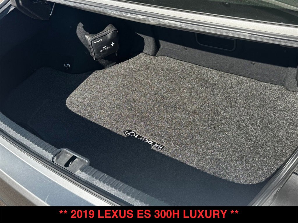 Used 2019 Lexus ES 300h w/ Accessory Package image 27
