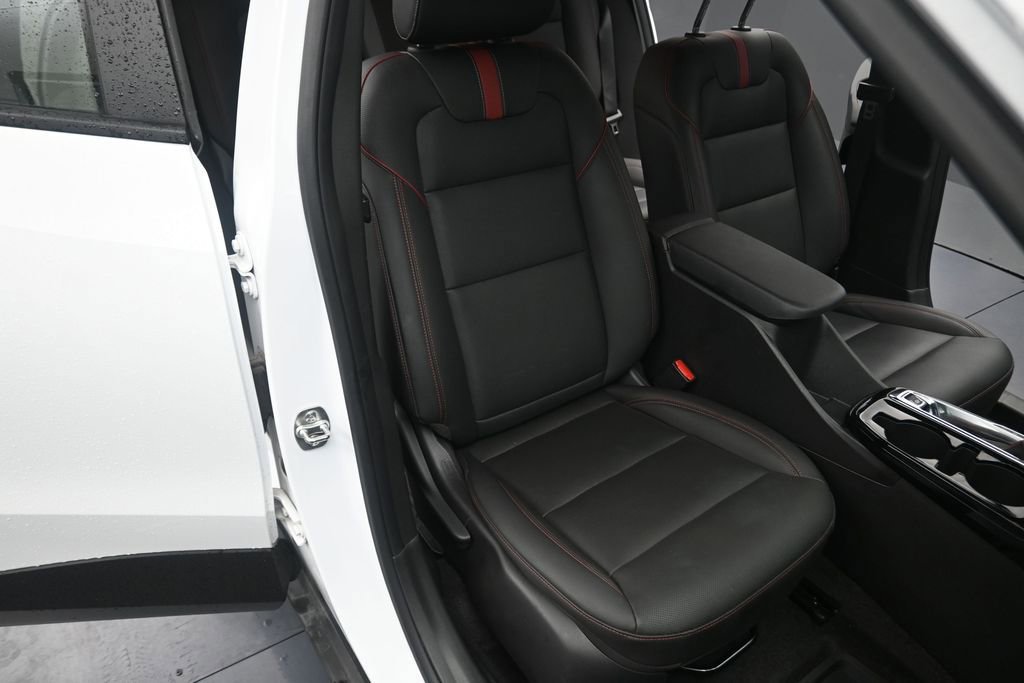 Used 2025 Chevrolet Trax RS FWD image 12