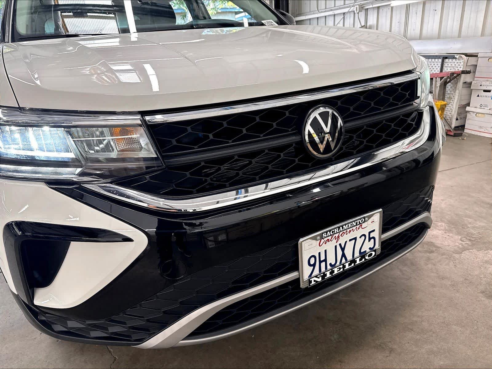 Used 2023 Volkswagen Taos SE w/ Panoramic Sunroof Package FWD image 35