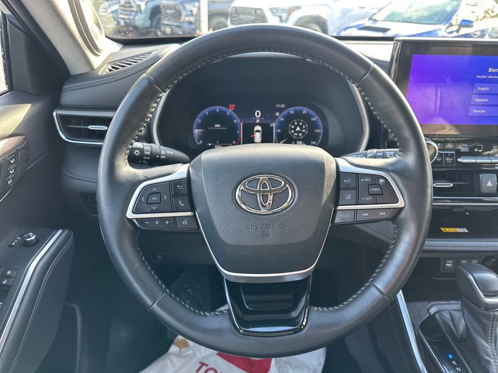 Used 2023 Toyota Highlander Limited image 14
