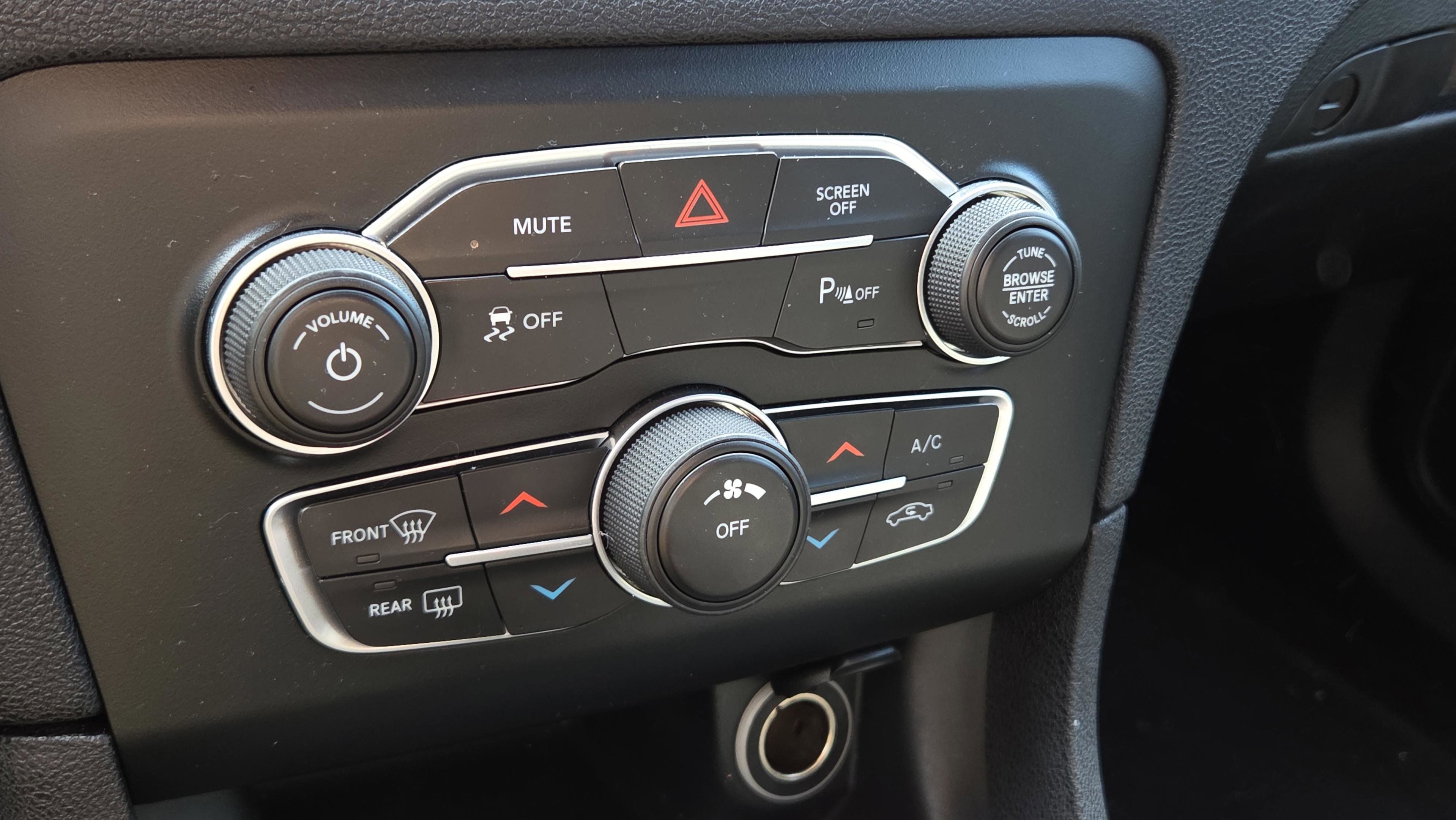 Used 2018 Dodge Charger SXT w/ Blacktop Package RWD image 22