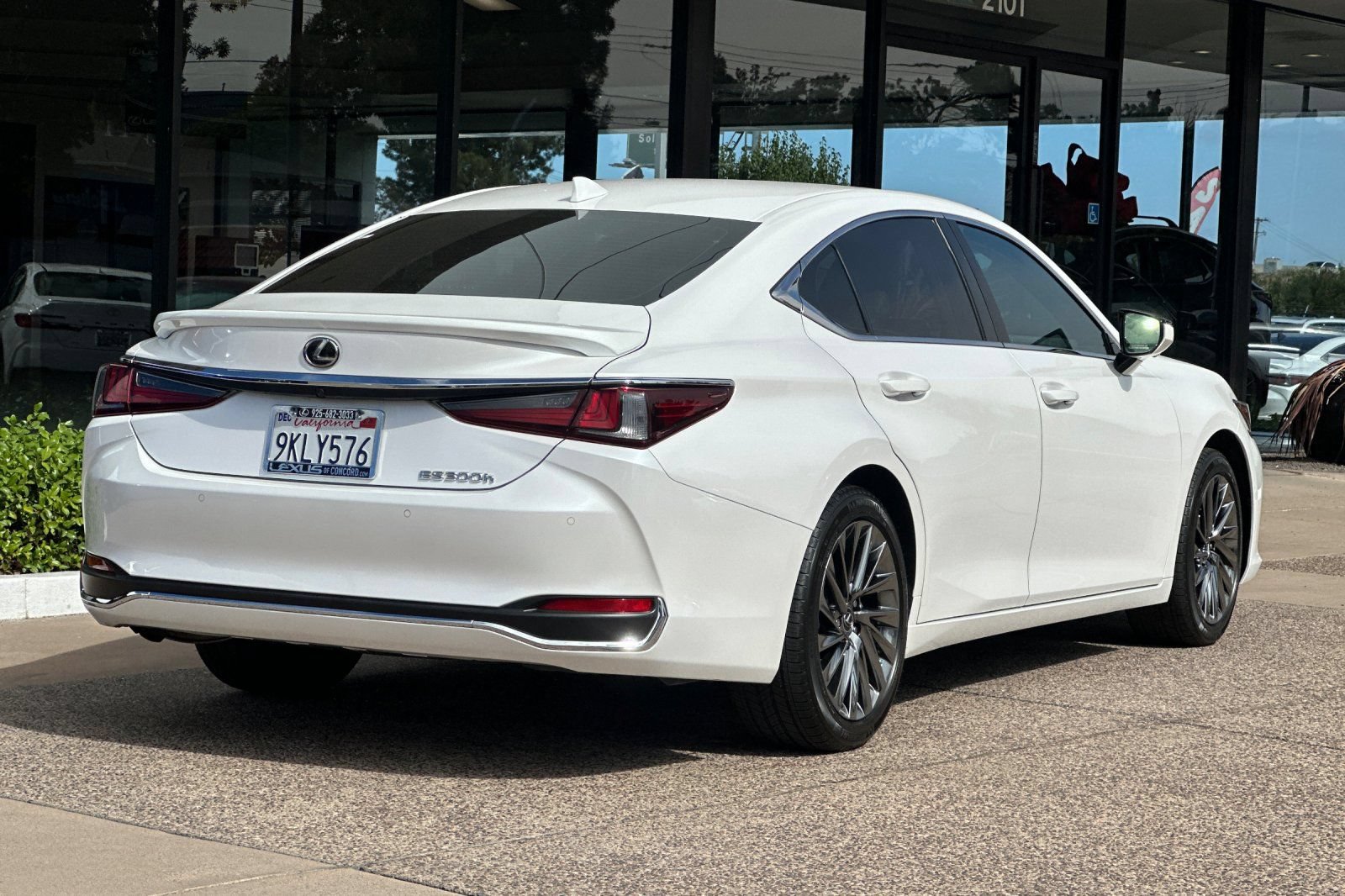 Used 2024 Lexus ES 300h w/ Accessory Package (Z1) FWD image 4