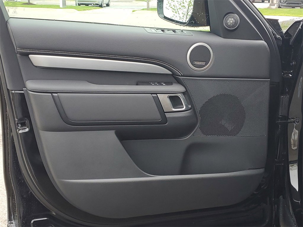 New 2025 Land Rover Discovery Dynamic SE image 8