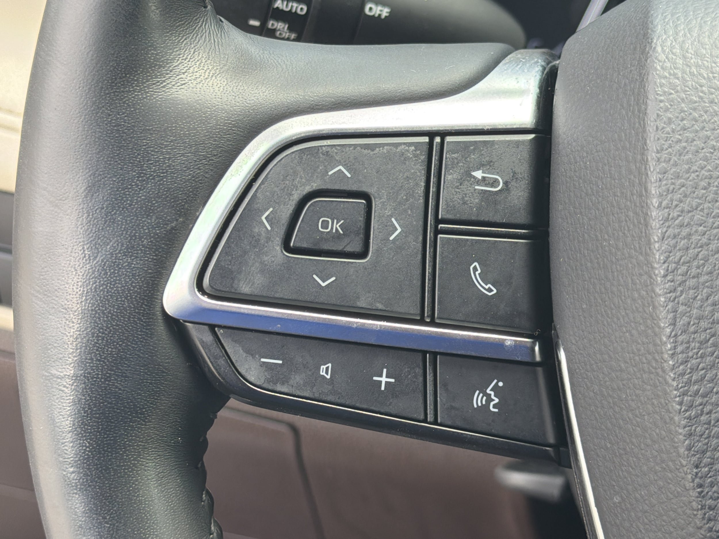 Certified 2021 Toyota Highlander Limited FWD image 9
