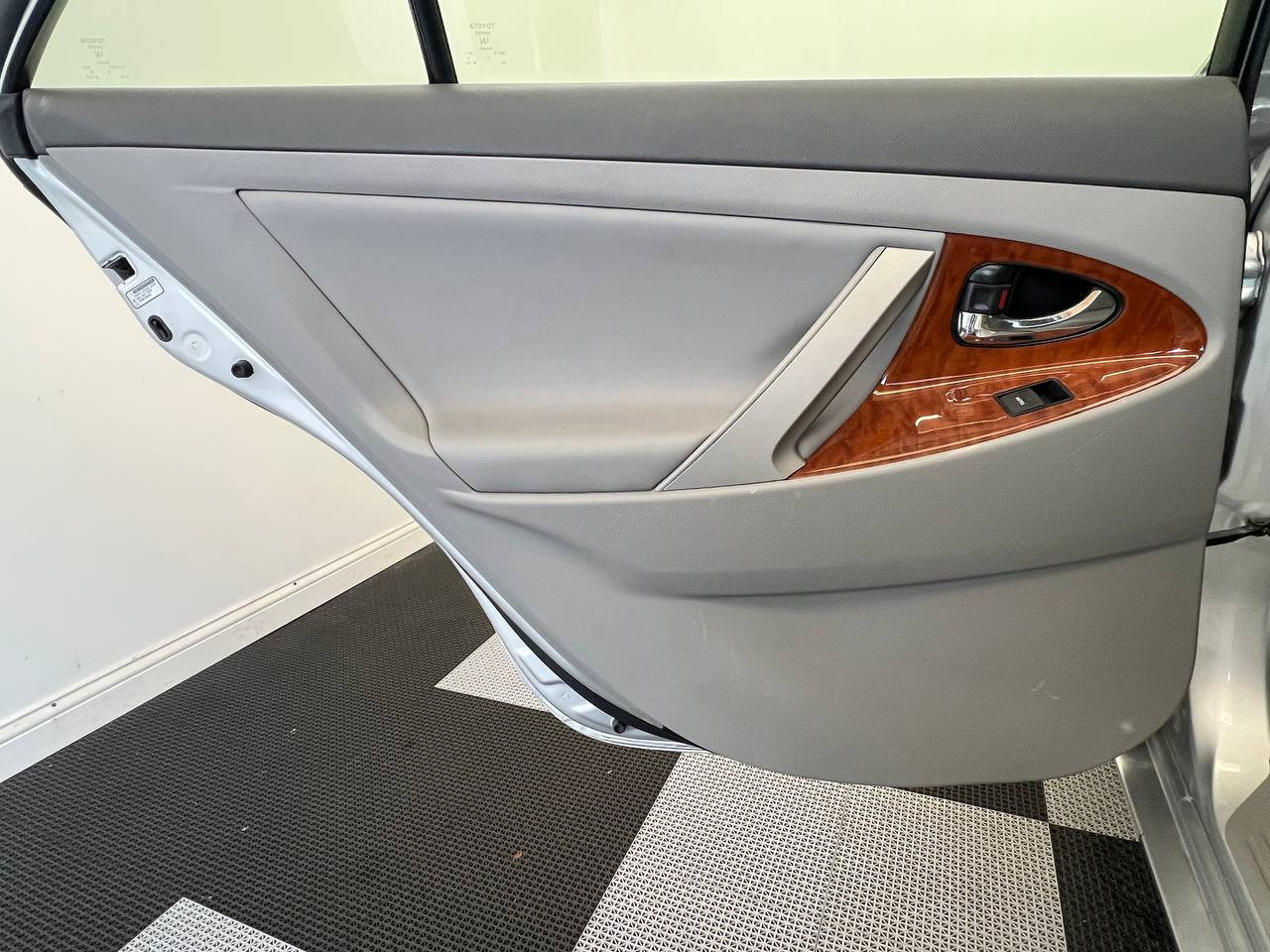 Used 2011 Toyota Camry XLE w/ XLE Extra-Value Pkg #2 image 9