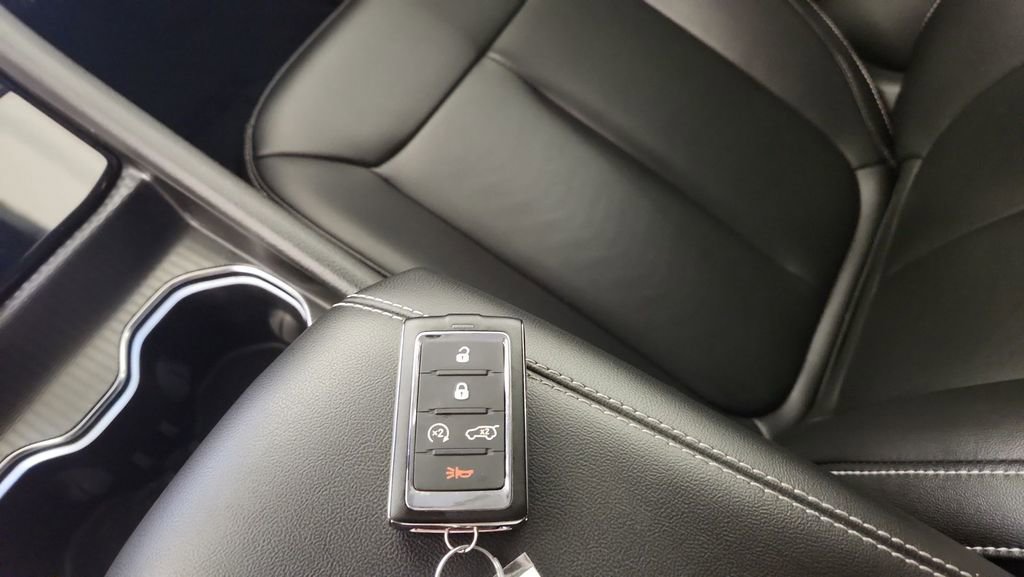 Used 2024 Jeep Grand Cherokee Limited AWD/4WD image 22