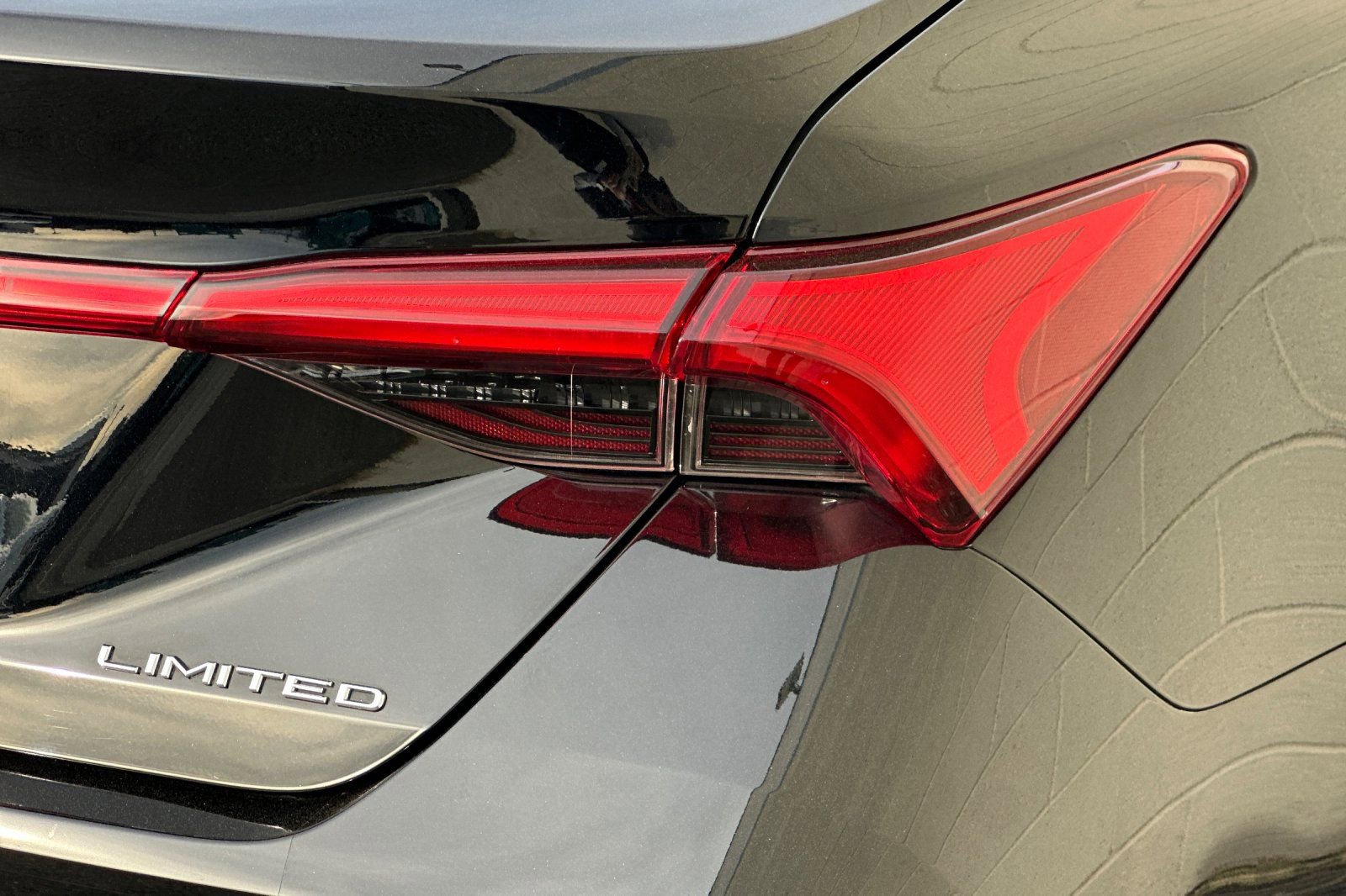 Used 2019 Toyota Avalon Limited image 37