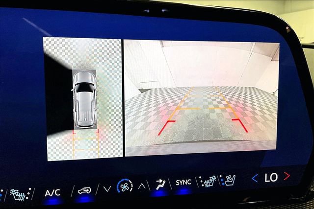 Used 2025 Chevrolet Traverse High Country image 29