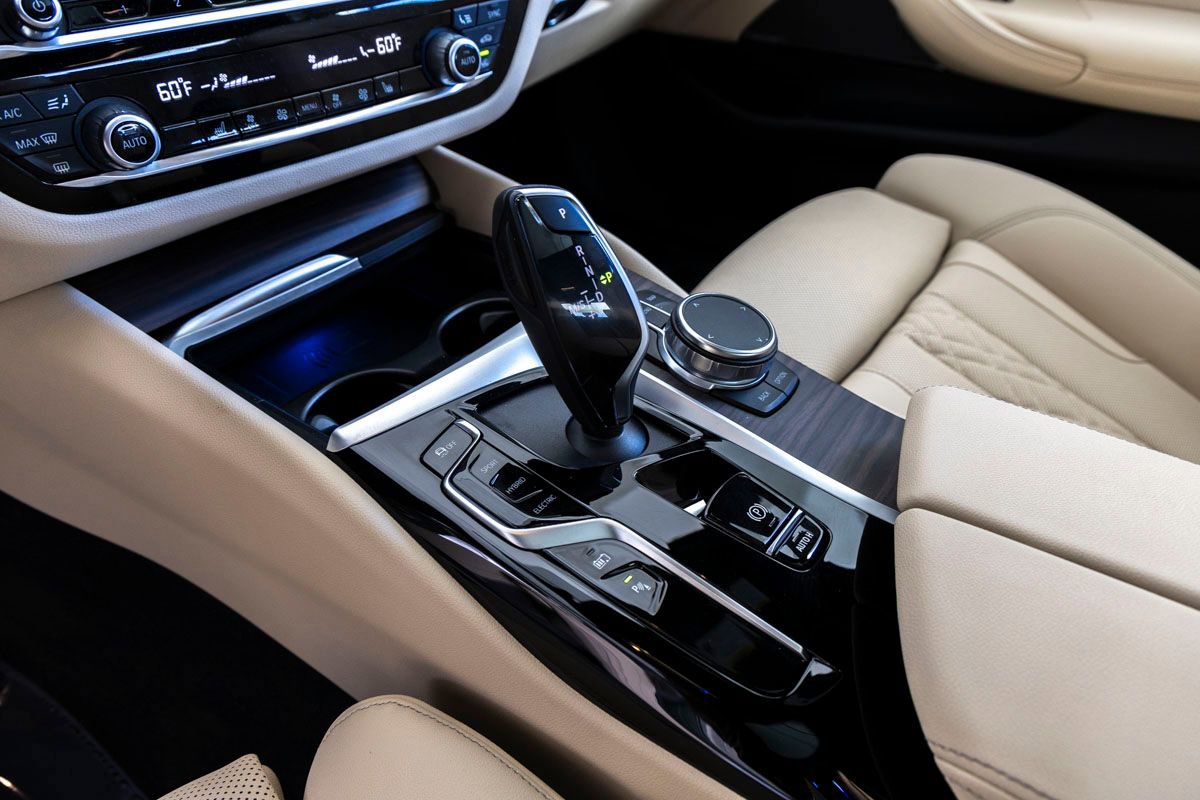 Certified 2023 BMW 530e w/ Premium Package image 17