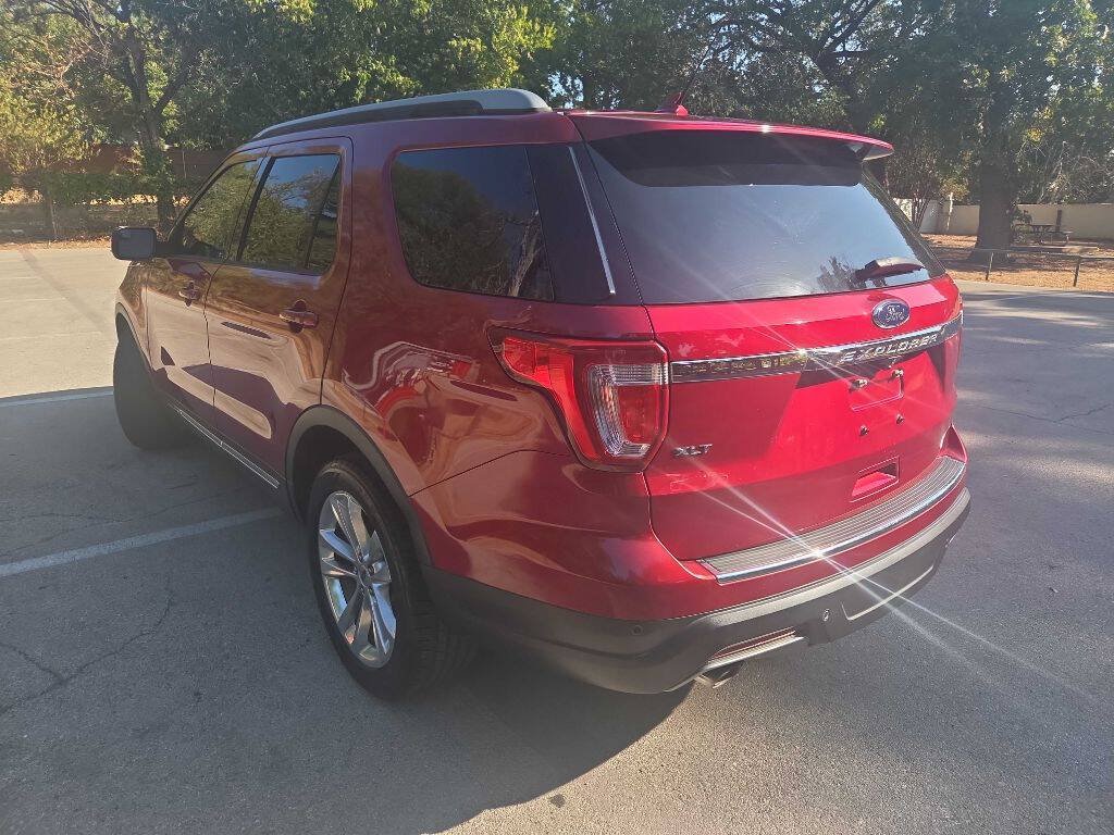 Used 2018 Ford Explorer XLT w/ Equipment Group 202A FWD image 4