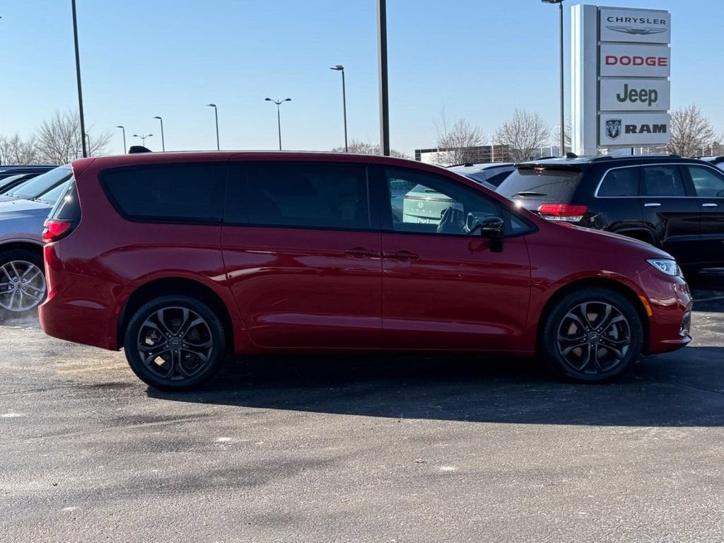 Used 2026 Chrysler Pacifica Select AWD/4WD image 2