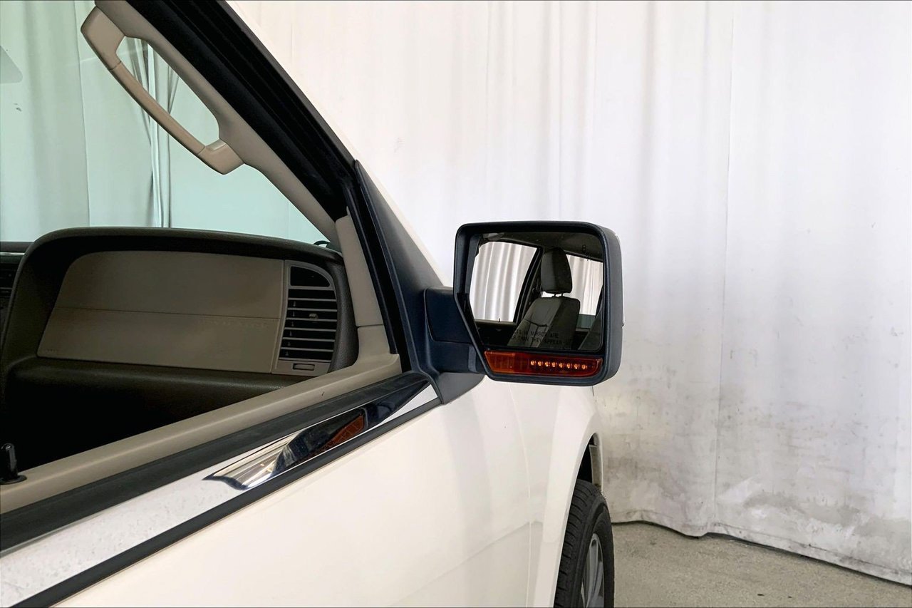 Used 2015 Lincoln Navigator L 2WD image 11