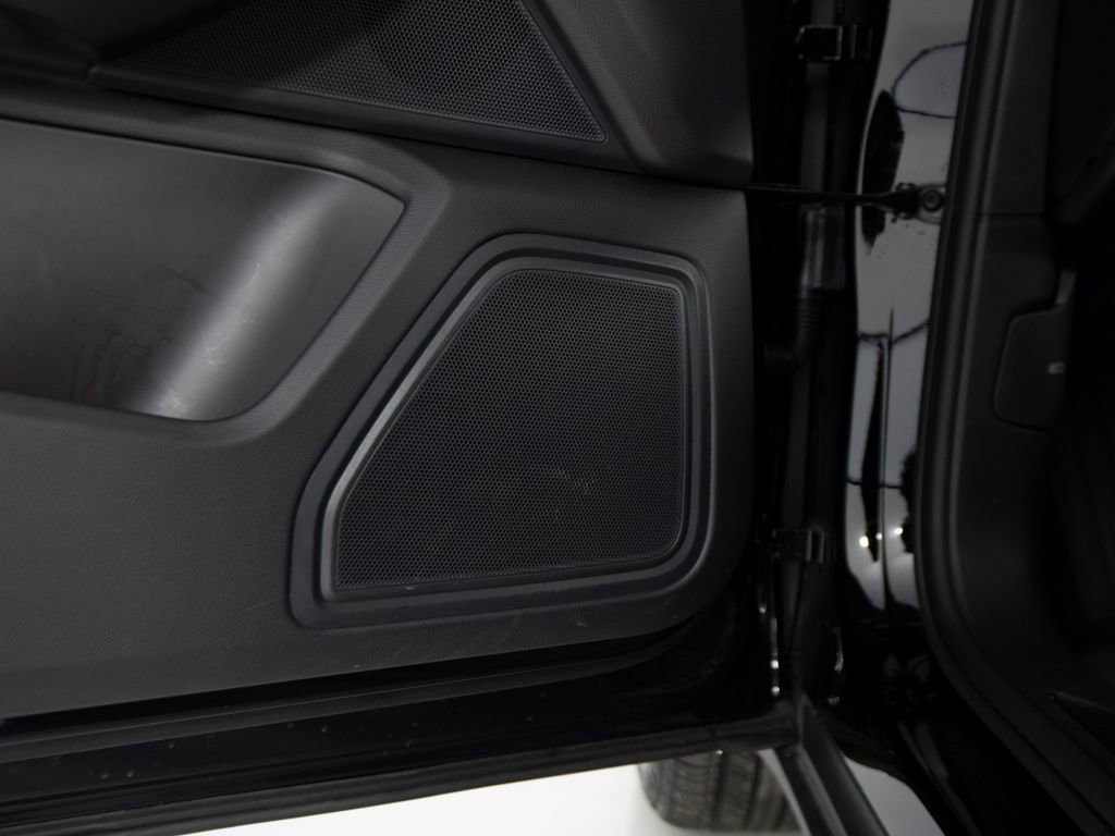 Certified 2025 Porsche Macan image 21