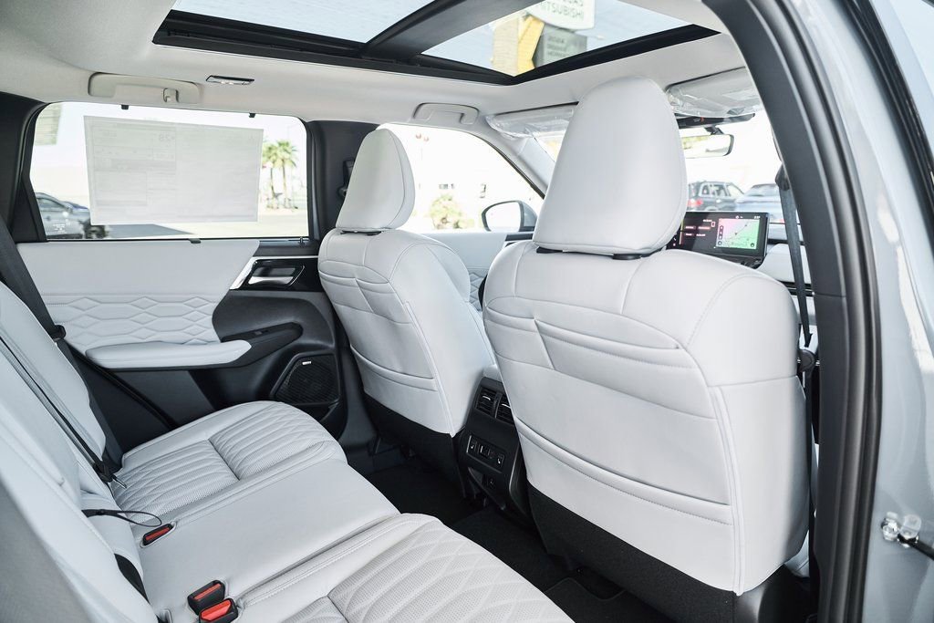 New 2026 Mitsubishi Outlander SEL FWD image 24