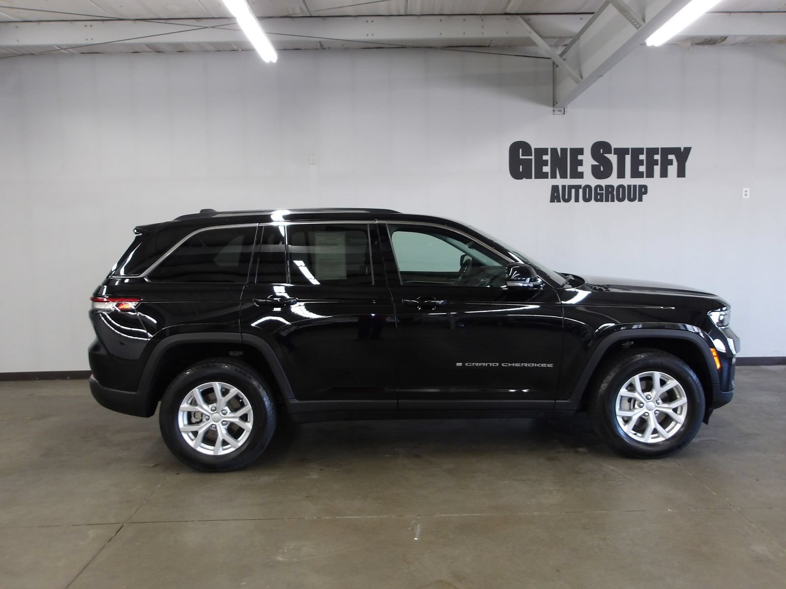 Used 2024 Jeep Grand Cherokee Limited AWD/4WD image 3