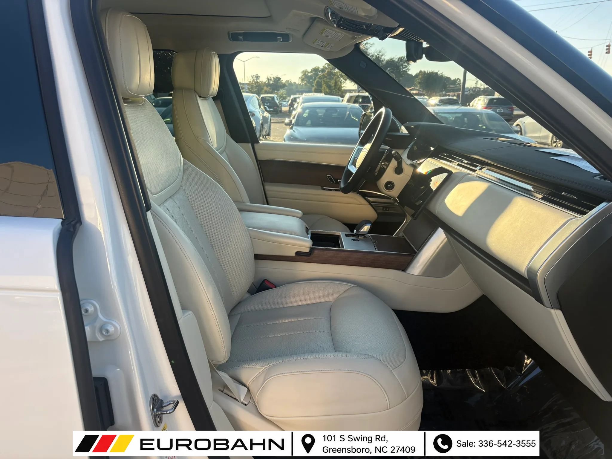 Used 2025 Land Rover Range Rover SE AWD/4WD image 15