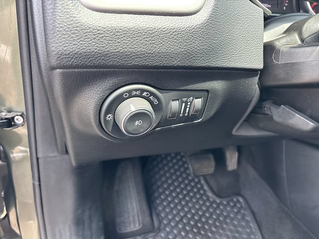 Used 2019 Jeep Compass Latitude w/ Cold Weather Group AWD/4WD image 16