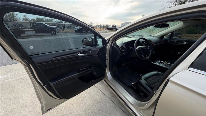 Used 2018 Ford Fusion SE w/ Equipment Group 601A FWD image 8