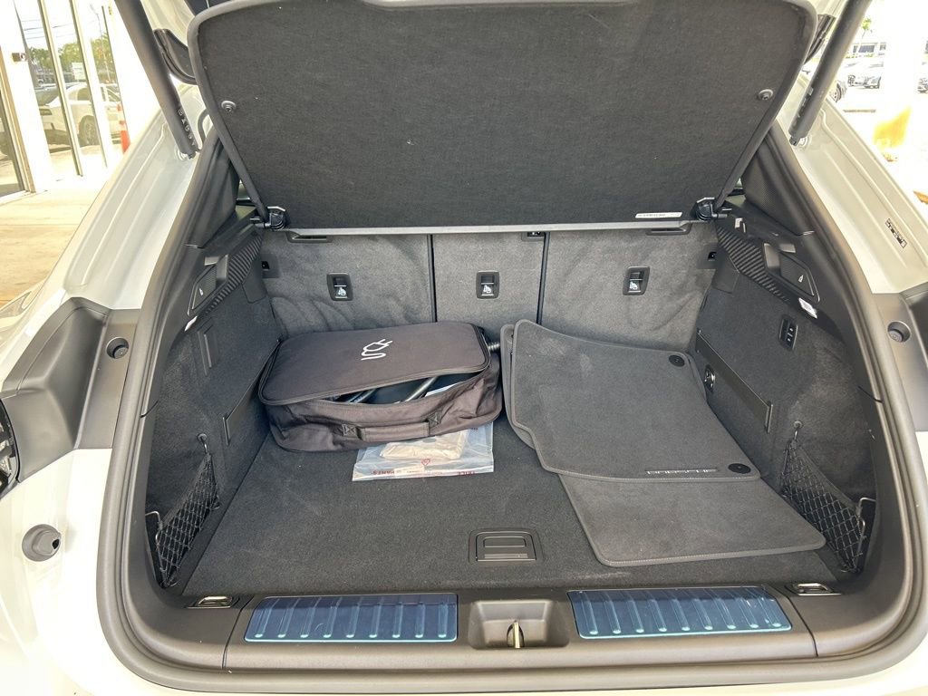 Used 2025 Porsche Macan Electric image 33