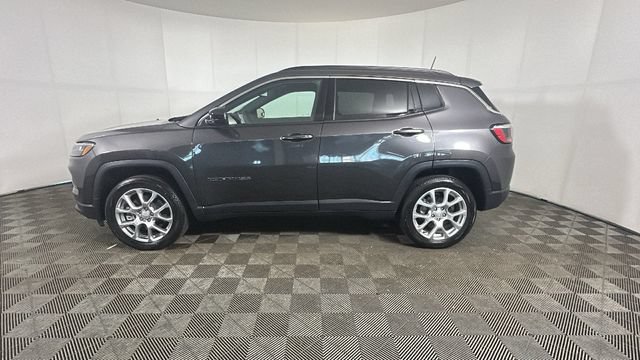 Used 2024 Jeep Compass Latitude w/ Sun and Sound Group AWD/4WD image 6