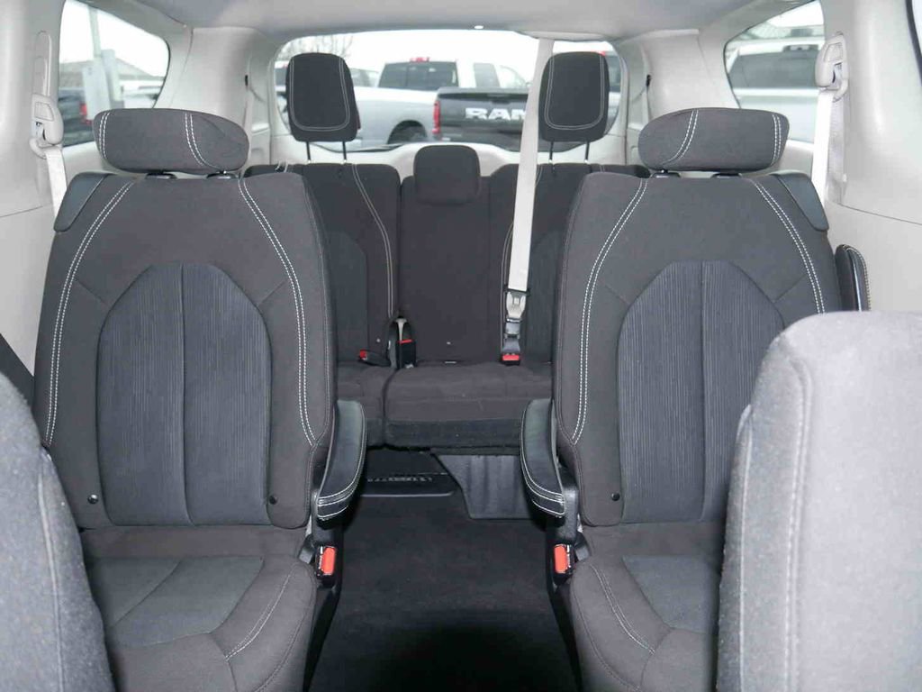 Used 2020 Chrysler Voyager LX image 32