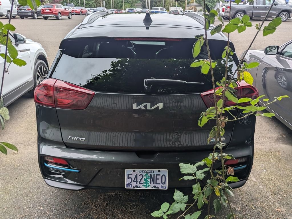Used 2022 Kia Niro EX Premium w/ Cold Weather Package FWD image 4